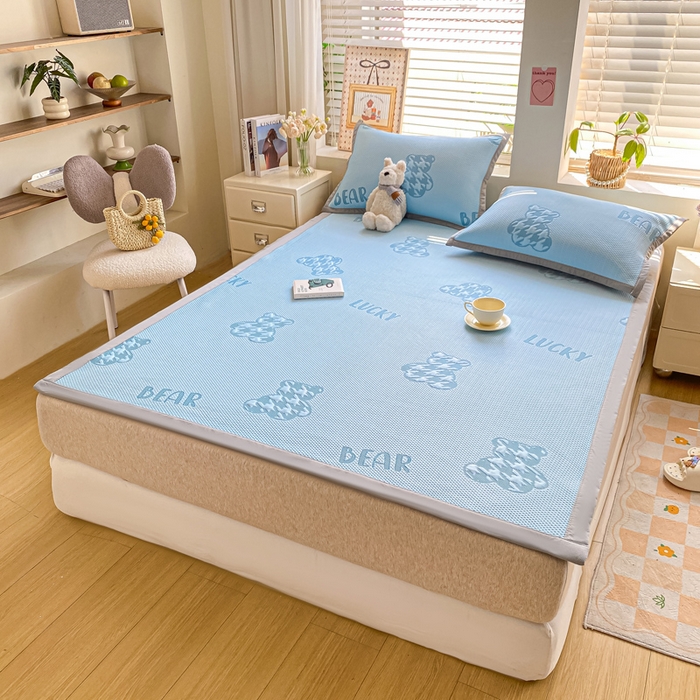 91家纺网 家纺一手货源 找家纺 耐思家纺 2025新款PE中分子凉感冰豆豆凉席三件套床单款-潮牌熊 潮牌熊-天兰