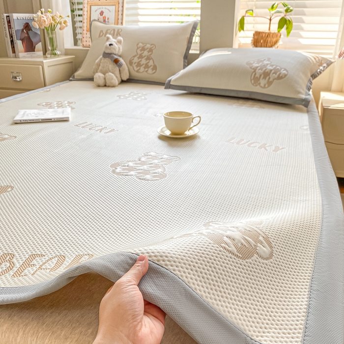 91家纺网 家纺一手货源 找家纺 耐思家纺 2025新款PE中分子凉感冰豆豆凉席三件套床单款-潮牌熊 潮牌熊-浅棕