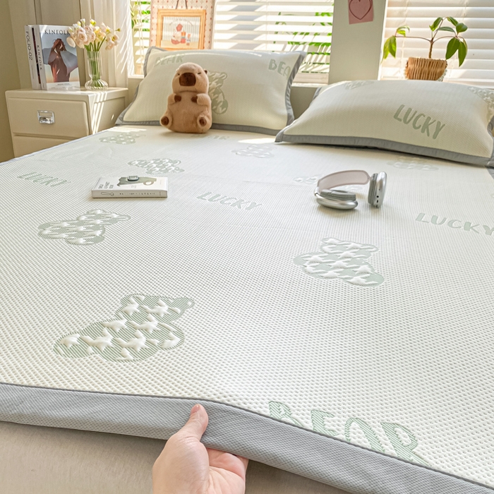 91家纺网 家纺一手货源 找家纺 耐思家纺 2025新款PE中分子凉感冰豆豆凉席三件套床单款-潮牌熊 潮牌熊-浅绿