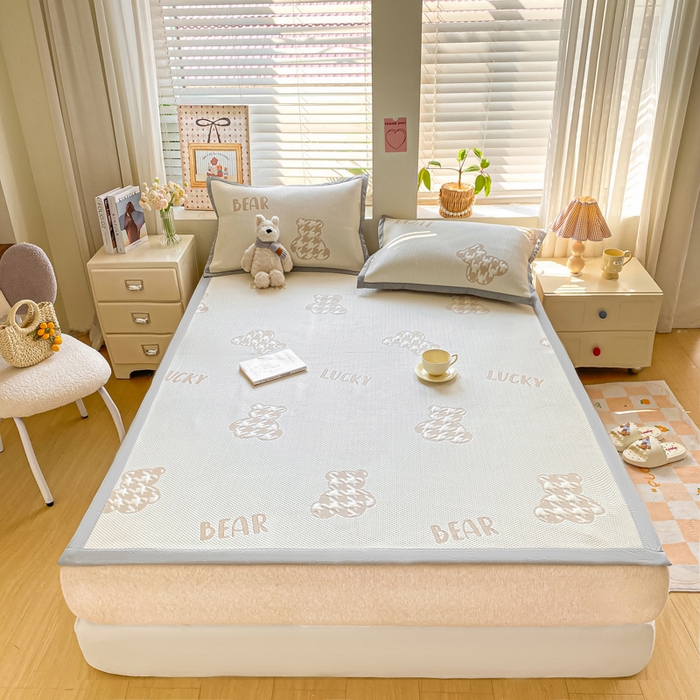 91家纺网 家纺一手货源 找家纺 耐思家纺 2025新款PE中分子凉感冰豆豆凉席三件套床单款-潮牌熊 潮牌熊-浅棕