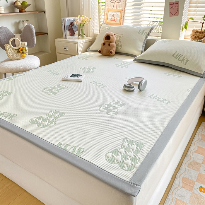 91家纺网 家纺一手货源 找家纺 耐思家纺 2025新款PE中分子凉感冰豆豆凉席三件套床单款-潮牌熊 潮牌熊-浅绿