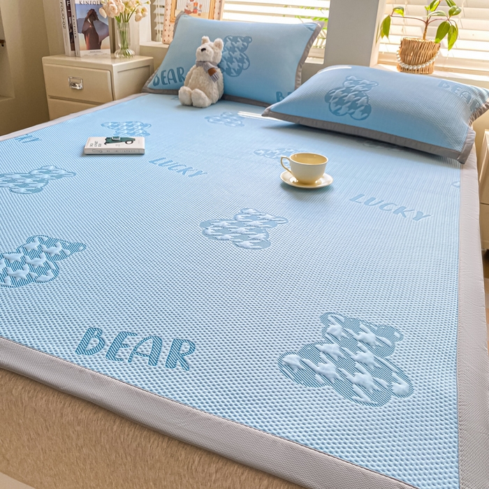 91家纺网 家纺一手货源 找家纺 耐思家纺 2025新款PE中分子凉感冰豆豆凉席三件套床单款-潮牌熊 潮牌熊-天兰