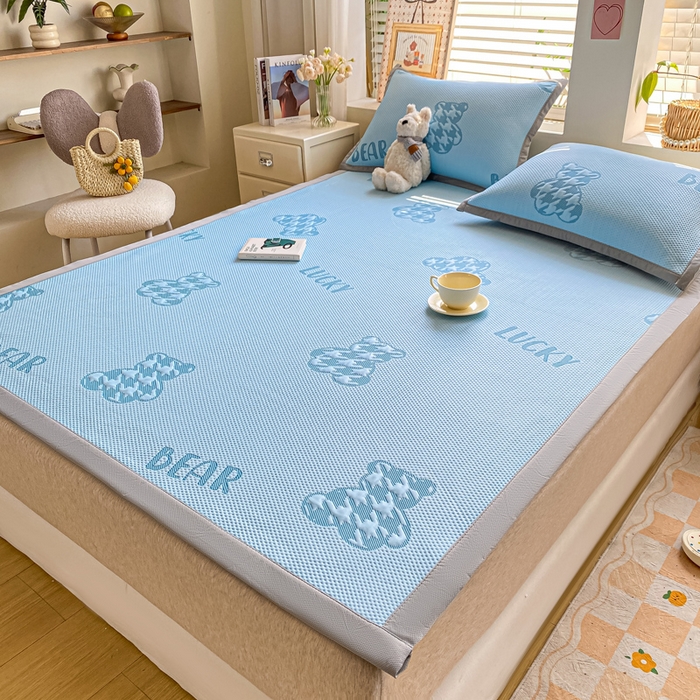 91家纺网 家纺一手货源 找家纺 耐思家纺 2025新款PE中分子凉感冰豆豆凉席三件套床单款-潮牌熊 潮牌熊-天兰