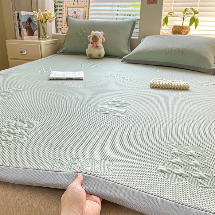 91家纺网 家纺一手货源 找家纺 耐思家纺 2025新款PE中分子凉感冰豆豆凉席三件套床单款-潮牌熊 潮牌熊-抹茶绿