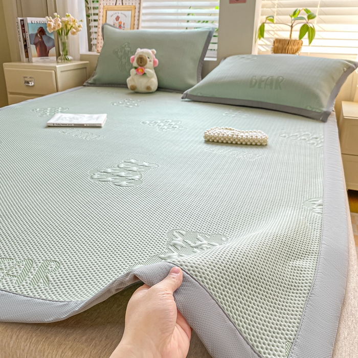 91家纺网 家纺一手货源 找家纺 耐思家纺 2025新款PE中分子凉感冰豆豆凉席三件套床单款-潮牌熊 潮牌熊-抹茶绿