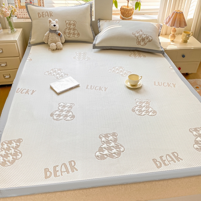 91家纺网 家纺一手货源 找家纺 耐思家纺 2025新款PE中分子凉感冰豆豆凉席三件套床单款-潮牌熊 潮牌熊-浅棕