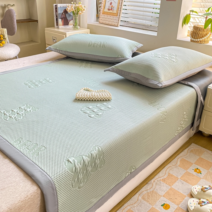 91家纺网 家纺一手货源 找家纺 （总）耐思家纺 2025新款PE中分子凉感冰豆豆凉席三件套床单款-潮牌熊