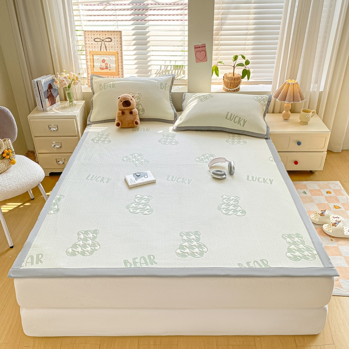 91家纺网 家纺一手货源 找家纺 耐思家纺 2025新款PE中分子凉感冰豆豆凉席三件套床单款-潮牌熊 潮牌熊-浅绿