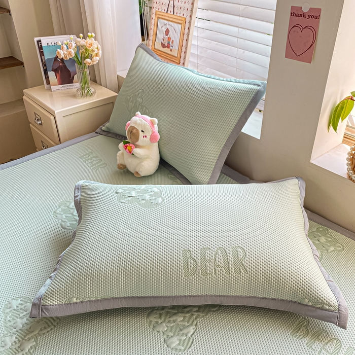 91家纺网 家纺一手货源 找家纺 耐思家纺 2025新款PE中分子凉感冰豆豆凉席三件套床单款-潮牌熊 潮牌熊-抹茶绿