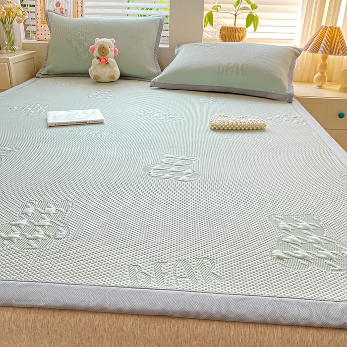 91家纺网 家纺一手货源 找家纺 耐思家纺 2025新款PE中分子凉感冰豆豆凉席三件套床单款-潮牌熊 潮牌熊-抹茶绿