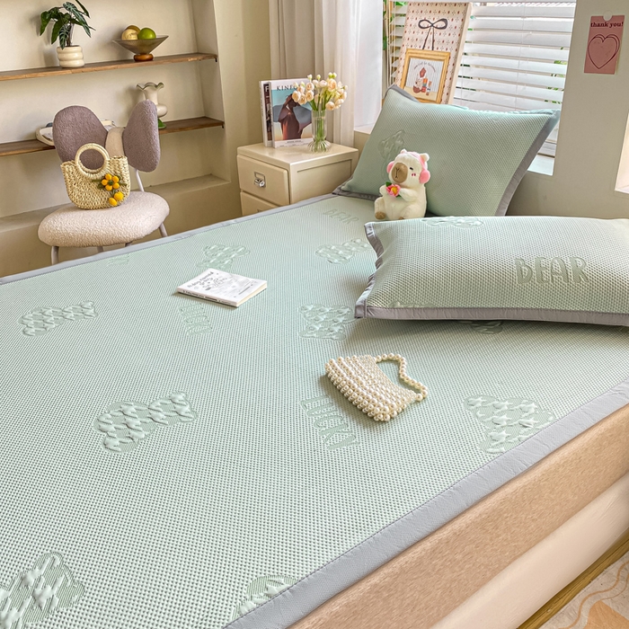 91家纺网 家纺一手货源 找家纺 （总）耐思家纺 2025新款PE中分子凉感冰豆豆凉席三件套床单款-潮牌熊