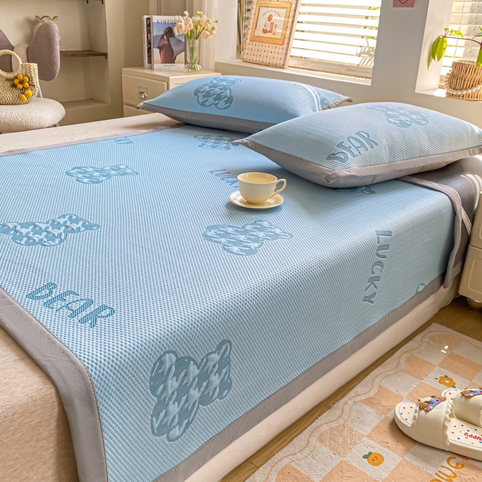 91家纺网 家纺一手货源 找家纺 耐思家纺 2025新款PE中分子凉感冰豆豆凉席三件套床单款-潮牌熊 潮牌熊-天兰