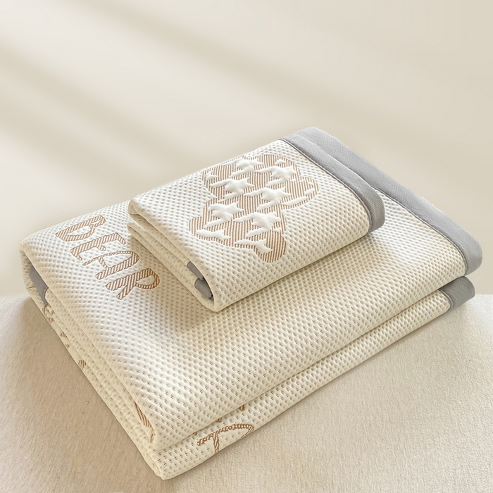 91家纺网 家纺一手货源 找家纺 耐思家纺 2025新款PE中分子凉感冰豆豆凉席三件套床单款-潮牌熊 潮牌熊-浅棕