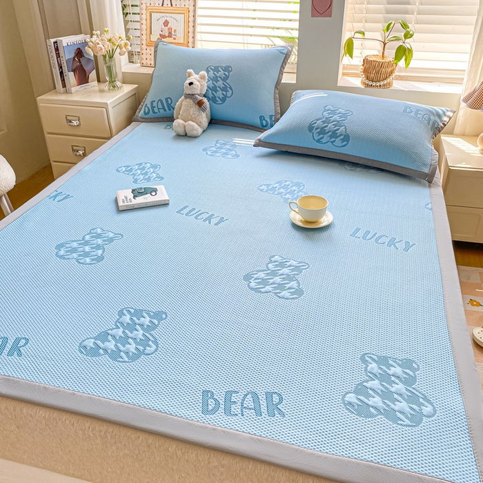 91家纺网 家纺一手货源 找家纺 耐思家纺 2025新款PE中分子凉感冰豆豆凉席三件套床单款-潮牌熊 潮牌熊-天兰