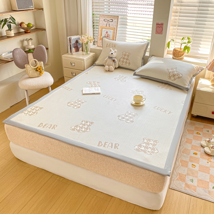 91家纺网 家纺一手货源 找家纺 耐思家纺 2025新款PE中分子凉感冰豆豆凉席三件套床单款-潮牌熊 潮牌熊-浅棕