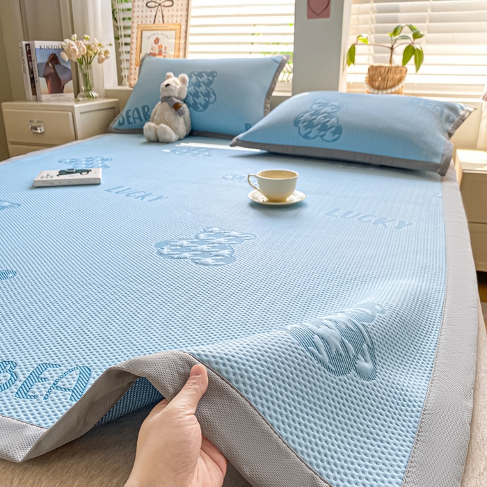 91家纺网 家纺一手货源 找家纺 耐思家纺 2025新款PE中分子凉感冰豆豆凉席三件套床单款-潮牌熊 潮牌熊-天兰