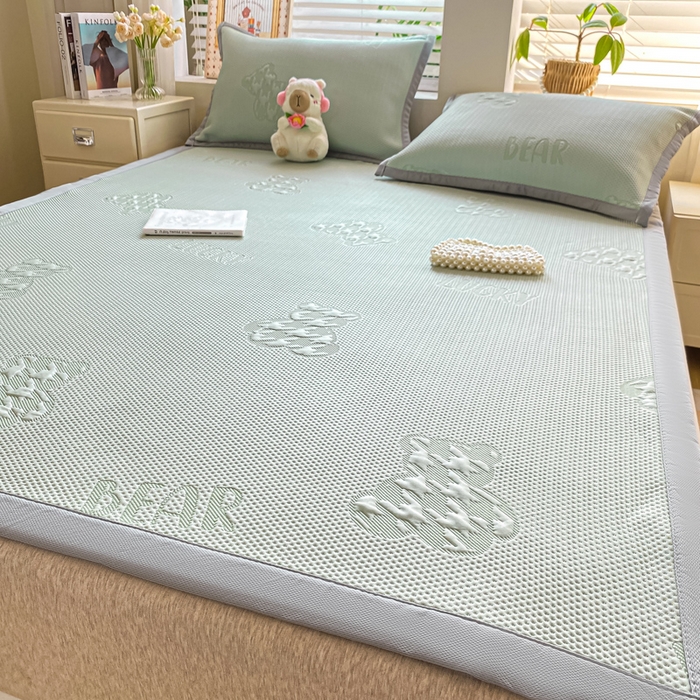 91家纺网 家纺一手货源 找家纺 耐思家纺 2025新款PE中分子凉感冰豆豆凉席三件套床单款-潮牌熊 潮牌熊-抹茶绿