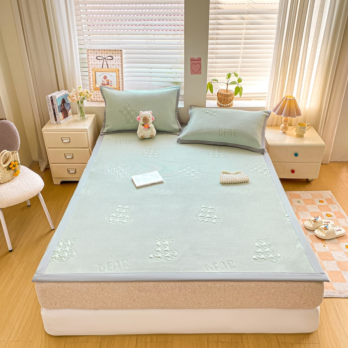 91家纺网 家纺一手货源 找家纺 （总）耐思家纺 2025新款PE中分子凉感冰豆豆凉席三件套床单款-潮牌熊