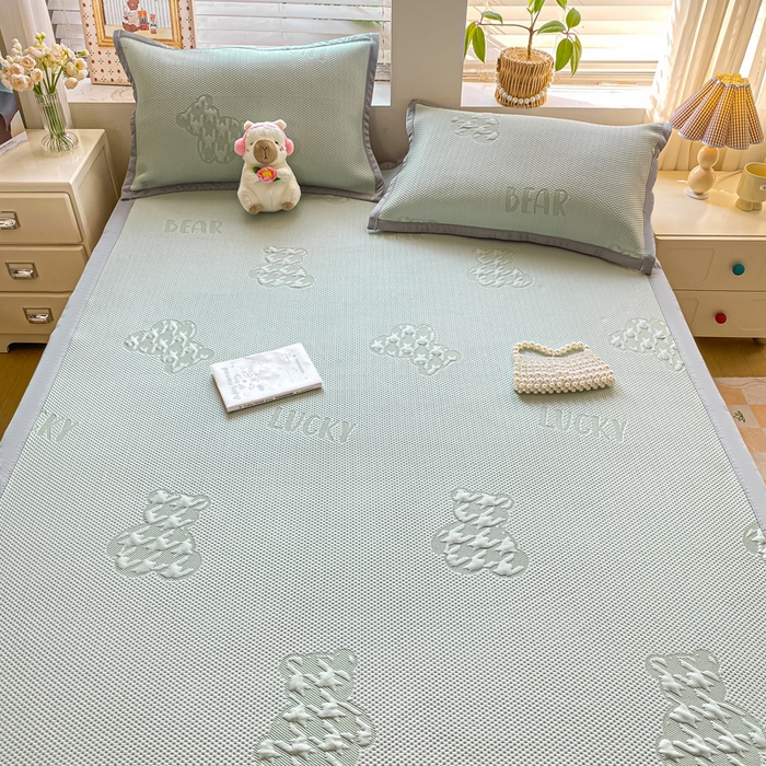 91家纺网 家纺一手货源 找家纺 （总）耐思家纺 2025新款PE中分子凉感冰豆豆凉席三件套床单款-潮牌熊