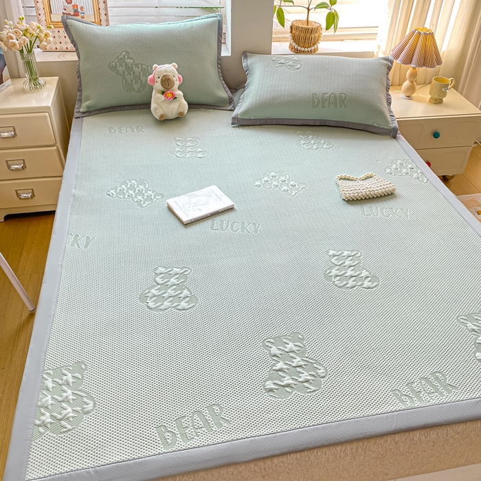 91家纺网 家纺一手货源 找家纺 耐思家纺 2025新款PE中分子凉感冰豆豆凉席三件套床单款-潮牌熊 潮牌熊-抹茶绿