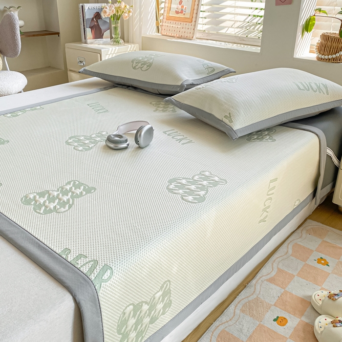 91家纺网 家纺一手货源 找家纺 耐思家纺 2025新款PE中分子凉感冰豆豆凉席三件套床单款-潮牌熊 潮牌熊-浅绿