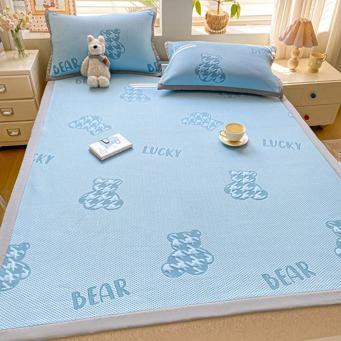 91家纺网 家纺一手货源 找家纺 耐思家纺 2025新款PE中分子凉感冰豆豆凉席三件套床单款-潮牌熊 潮牌熊-天兰