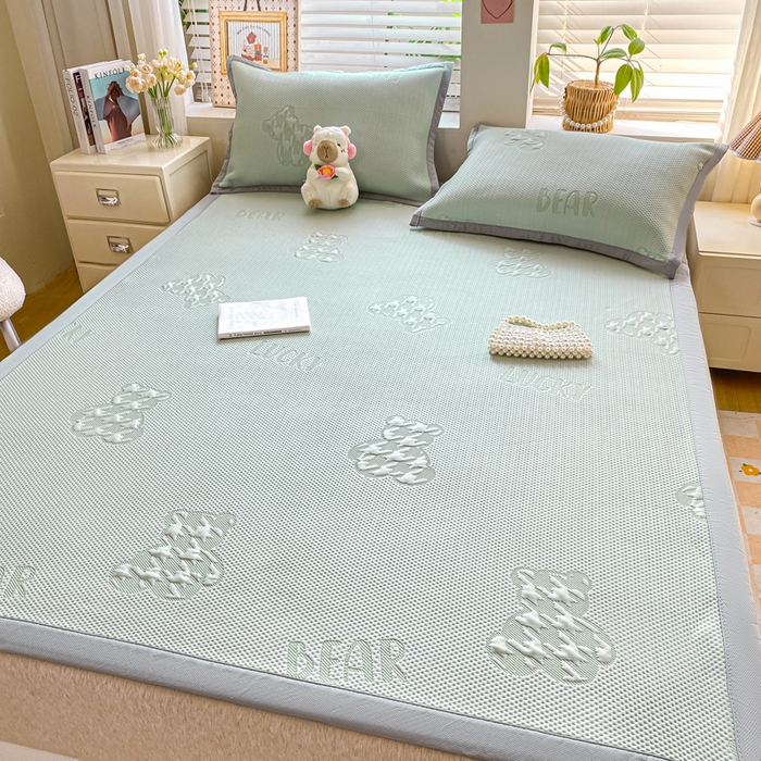 91家纺网 家纺一手货源 找家纺 （总）耐思家纺 2025新款PE中分子凉感冰豆豆凉席三件套床单款-潮牌熊