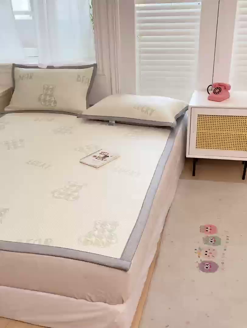 91家纺网 家纺一手货源 找家纺 耐思家纺 2025新款PE中分子凉感冰豆豆凉席三件套床单款-潮牌熊 潮牌熊-浅绿