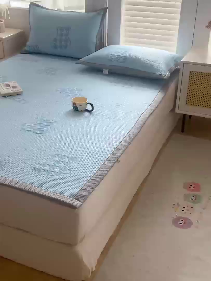 91家纺网 家纺一手货源 找家纺 耐思家纺 2025新款PE中分子凉感冰豆豆凉席三件套床单款-潮牌熊 潮牌熊-天兰