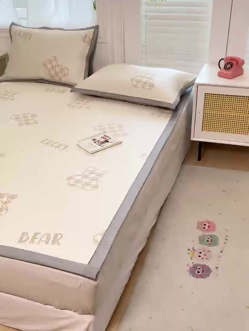 91家纺网 家纺一手货源 找家纺 耐思家纺 2025新款PE中分子凉感冰豆豆凉席三件套床单款-潮牌熊 潮牌熊-浅棕