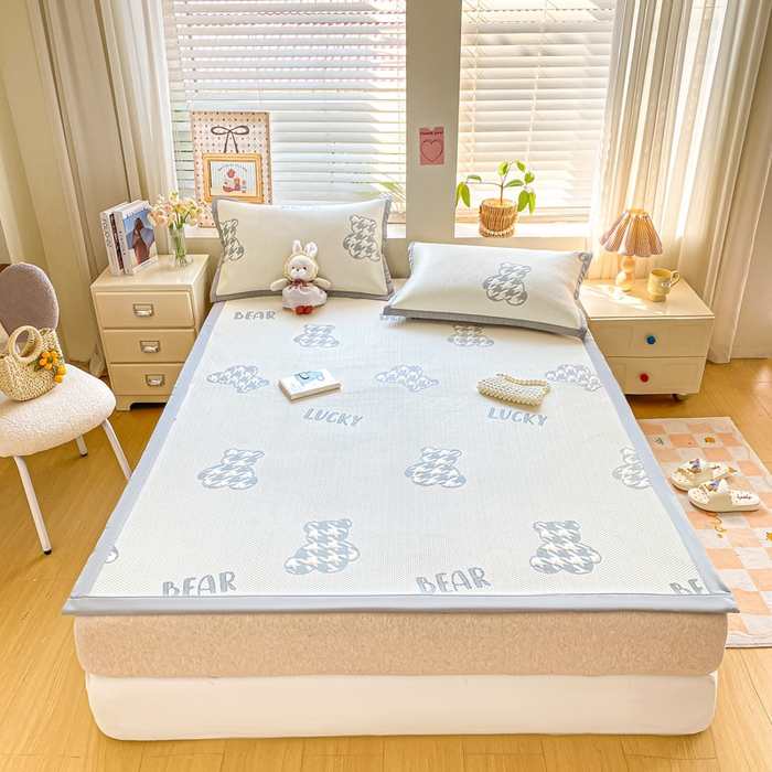 91家纺网 家纺一手货源 找家纺 耐思家纺 2025新款PE中分子凉感冰豆豆凉席三件套床单款-潮牌熊 潮牌熊-深蓝