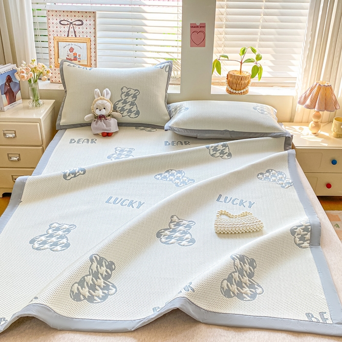 91家纺网 家纺一手货源 找家纺 耐思家纺 2025新款PE中分子凉感冰豆豆凉席三件套床单款-潮牌熊 潮牌熊-深蓝