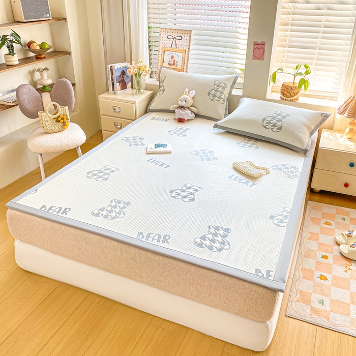 91家纺网 家纺一手货源 找家纺 耐思家纺 2025新款PE中分子凉感冰豆豆凉席三件套床单款-潮牌熊 潮牌熊-深蓝