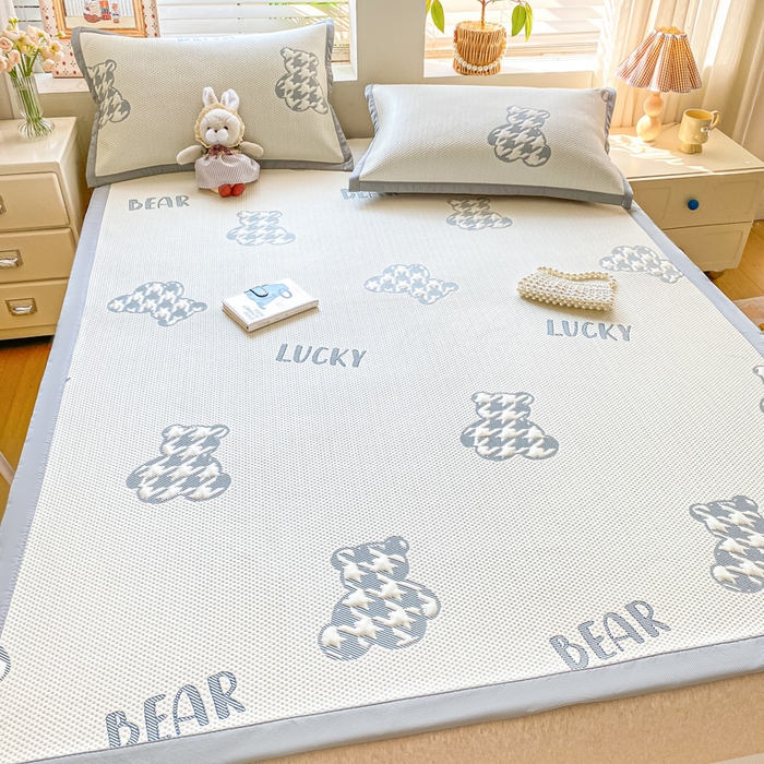 91家纺网 家纺一手货源 找家纺 耐思家纺 2025新款PE中分子凉感冰豆豆凉席三件套床单款-潮牌熊 潮牌熊-深蓝