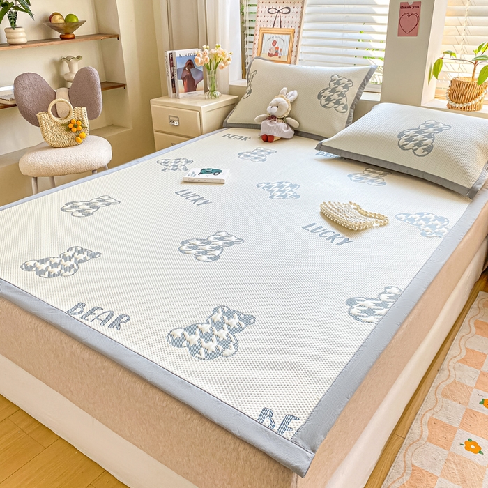 91家纺网 家纺一手货源 找家纺 耐思家纺 2025新款PE中分子凉感冰豆豆凉席三件套床单款-潮牌熊 潮牌熊-深蓝