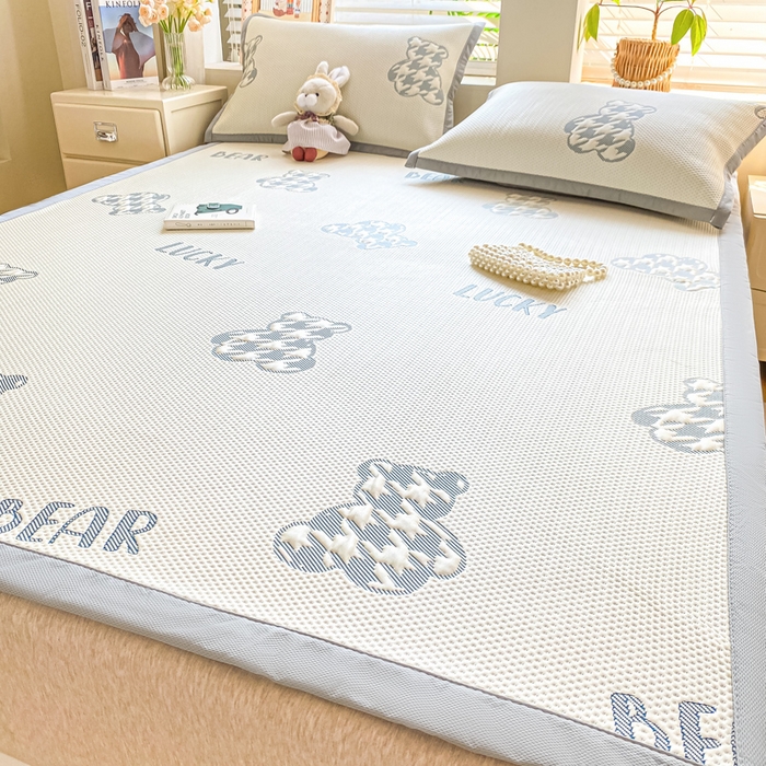 91家纺网 家纺一手货源 找家纺 耐思家纺 2025新款PE中分子凉感冰豆豆凉席三件套床单款-潮牌熊 潮牌熊-深蓝