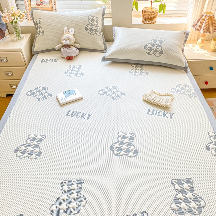 91家纺网 家纺一手货源 找家纺 耐思家纺 2025新款PE中分子凉感冰豆豆凉席三件套床单款-潮牌熊 潮牌熊-深蓝