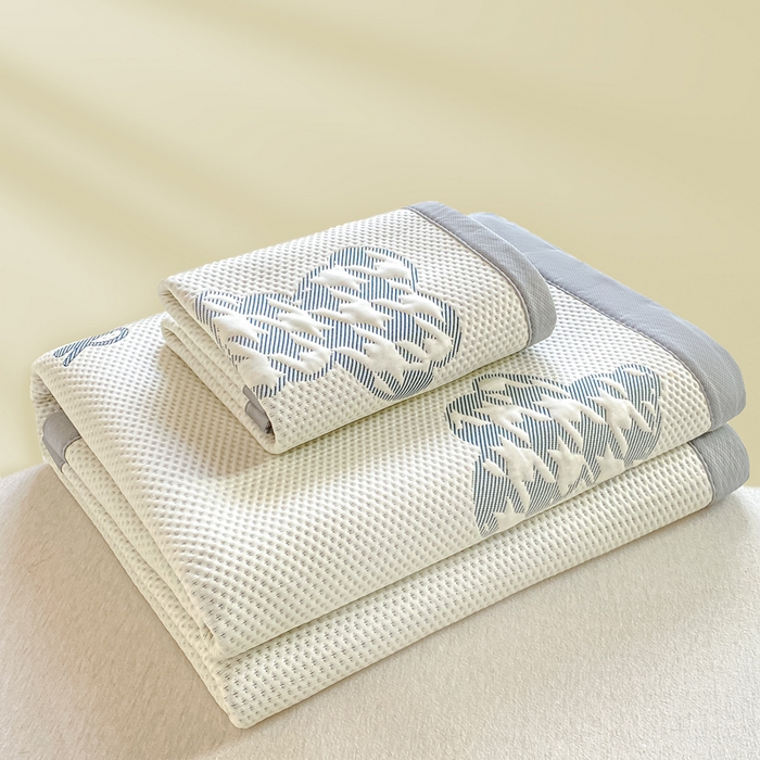 91家纺网 家纺一手货源 找家纺 耐思家纺 2025新款PE中分子凉感冰豆豆凉席三件套床单款-潮牌熊 潮牌熊-深蓝