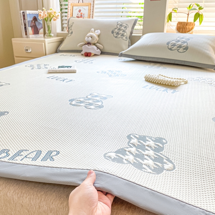 91家纺网 家纺一手货源 找家纺 耐思家纺 2025新款PE中分子凉感冰豆豆凉席三件套床单款-潮牌熊 潮牌熊-深蓝