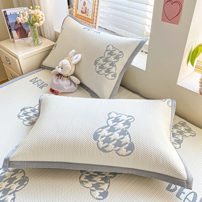 91家纺网 家纺一手货源 找家纺 耐思家纺 2025新款PE中分子凉感冰豆豆凉席三件套床单款-潮牌熊 潮牌熊-深蓝