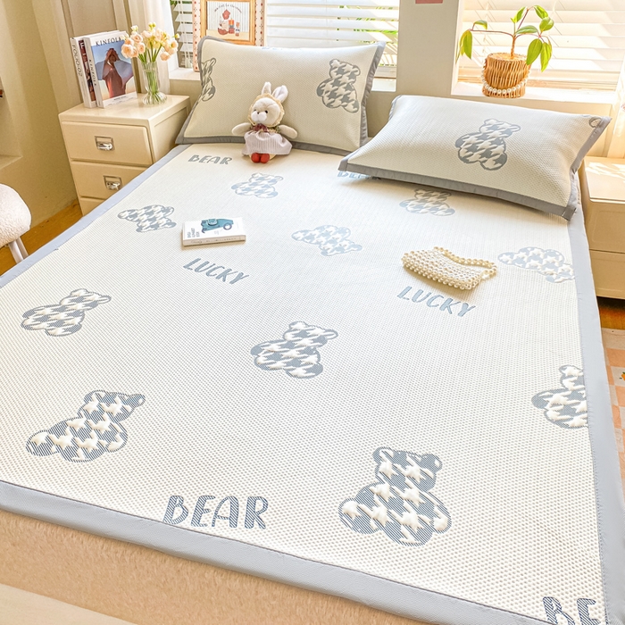 91家纺网 家纺一手货源 找家纺 耐思家纺 2025新款PE中分子凉感冰豆豆凉席三件套床单款-潮牌熊 潮牌熊-深蓝