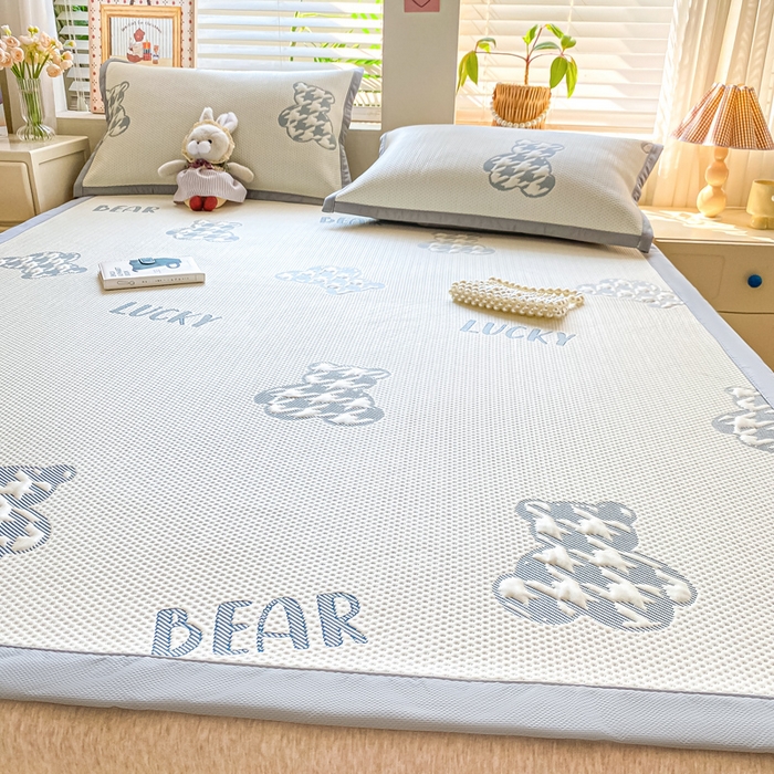 91家纺网 家纺一手货源 找家纺 耐思家纺 2025新款PE中分子凉感冰豆豆凉席三件套床单款-潮牌熊 潮牌熊-深蓝