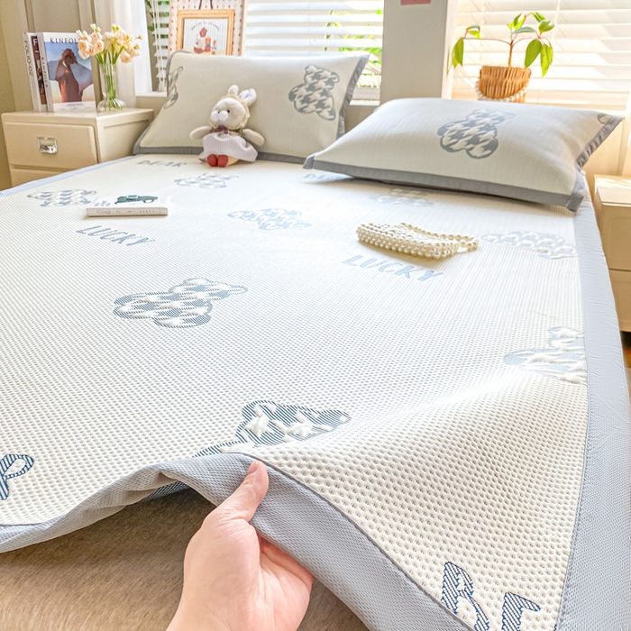 91家纺网 家纺一手货源 找家纺 耐思家纺 2025新款PE中分子凉感冰豆豆凉席三件套床单款-潮牌熊 潮牌熊-深蓝