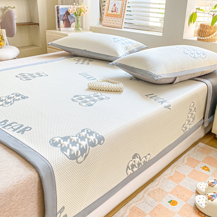 91家纺网 家纺一手货源 找家纺 耐思家纺 2025新款PE中分子凉感冰豆豆凉席三件套床单款-潮牌熊 潮牌熊-深蓝