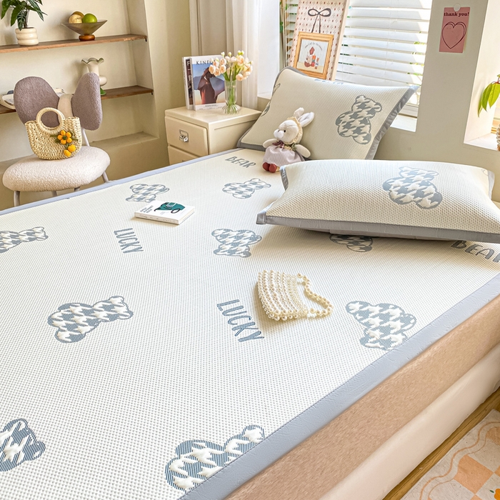 91家纺网 家纺一手货源 找家纺 耐思家纺 2025新款PE中分子凉感冰豆豆凉席三件套床单款-潮牌熊 潮牌熊-深蓝