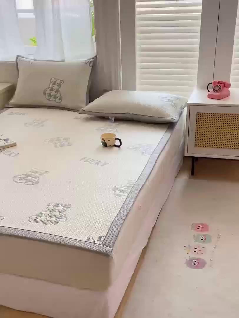 91家纺网 家纺一手货源 找家纺 耐思家纺 2025新款PE中分子凉感冰豆豆凉席三件套床单款-潮牌熊 潮牌熊-深蓝