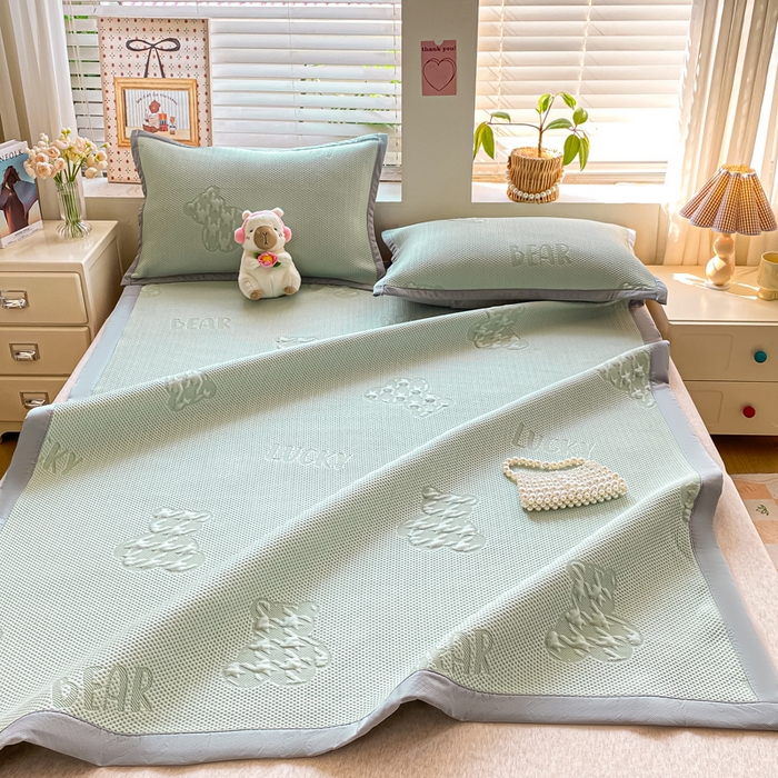 91家纺网 家纺一手货源 找家纺 耐思家纺 2025新款PE中分子凉感冰豆豆凉席三件套床单款-潮牌熊 潮牌熊-抹茶绿