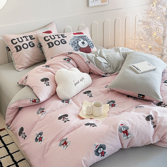 91家纺网 家纺一手货源 找家纺 RYB红黄兰 2025新款ins卡通5D立体数码全棉纯棉有氧双层纱四件套系列 粉色小奶狗