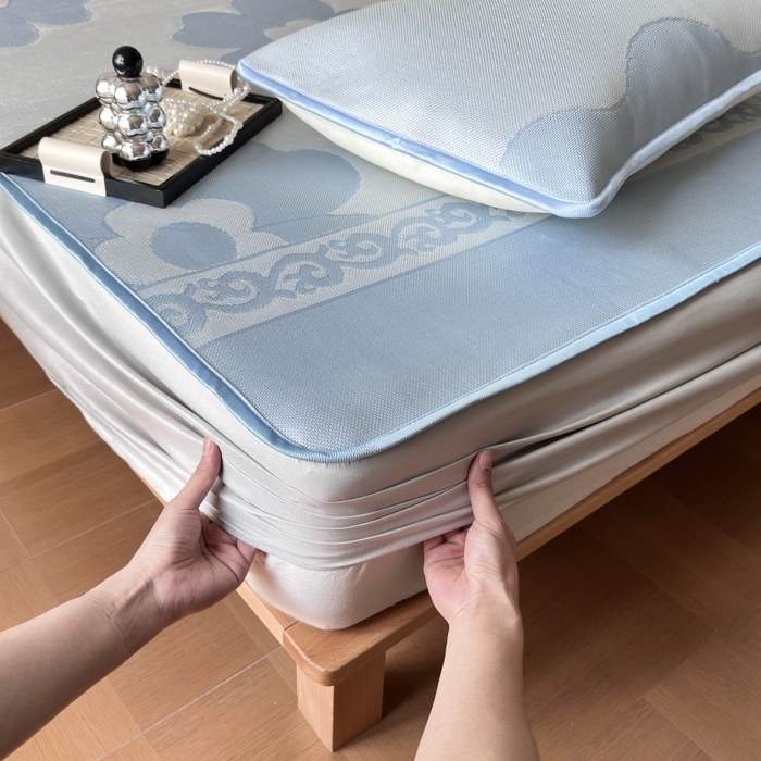 91家纺网 家纺一手货源 找家纺 乐居家纺 2025新款A类碳光抗菌凉感可水洗冰丝凉席席子床笠款 冰花-蓝