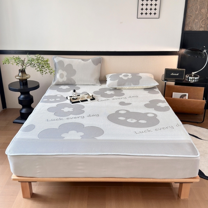 91家纺网 家纺一手货源 找家纺 乐居家纺 2025新款A类碳光抗菌凉感可水洗冰丝凉席席子床笠款 冰丝小熊-灰